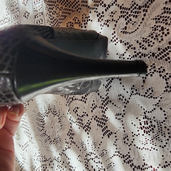 Stuart Weitzman snakeskin shoes - Picture 2 of 4